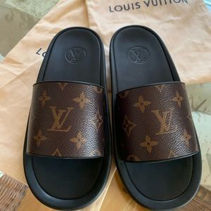 LV Women’s slides. Only worn once. No longer available on the LV website.